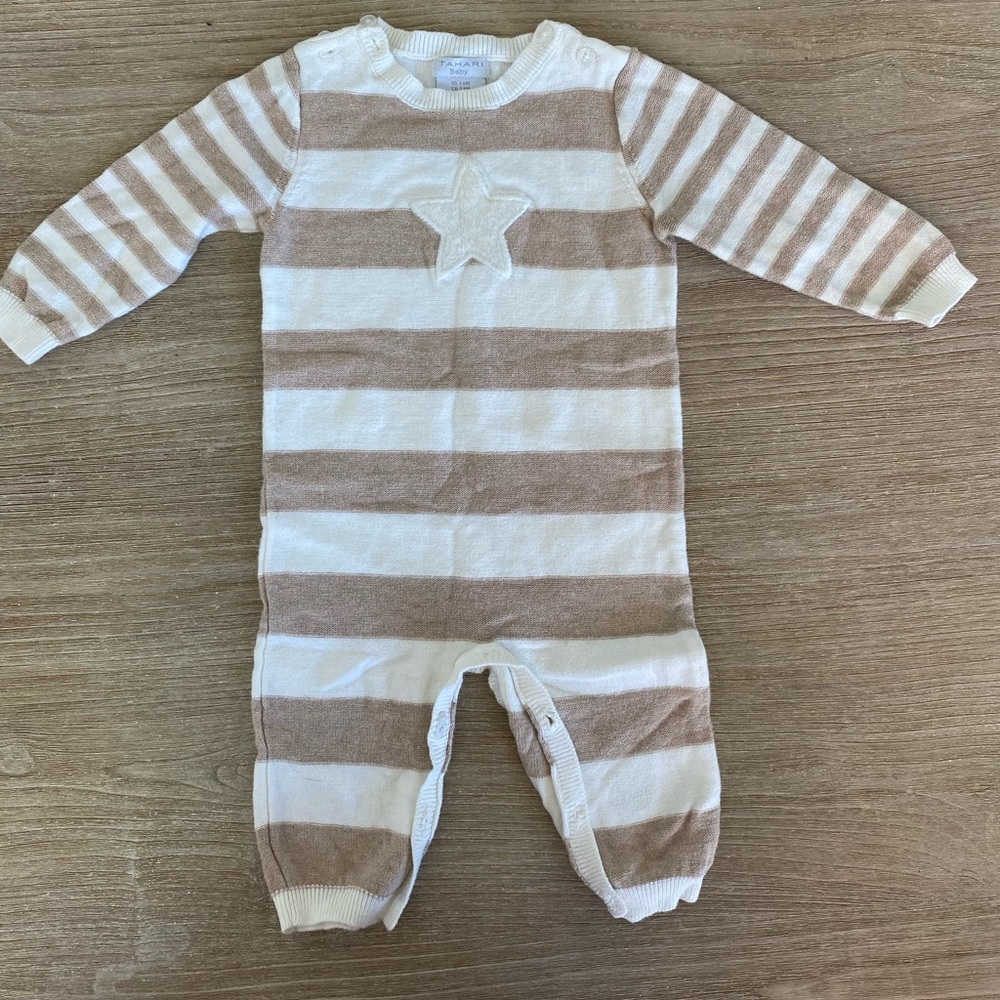 🌱 NWOT Tahari Baby knit 3-6 months tan/white romper with cute button details!